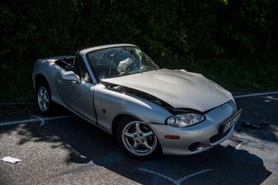 B312/ Bempflingen: Cabrio stoesst beim ueberholen mit Gegenverkehr zusammen - 3 Verletzte